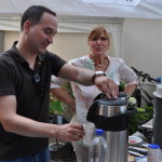 Carsten Hüsges und Martina Golombek helfen bei der Kaffee- und Waffelausgabe