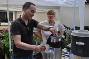 Carsten Hüsges und Martina Golombek helfen bei der Kaffee- und Waffelausgabe