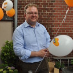 Marc Venten befüllt Luftballons